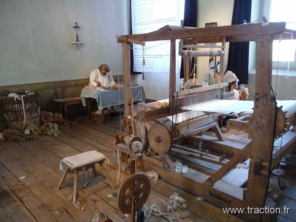 2012_Rodage_Printanier (35).JPG - 01/04/2012 - 68053 MULHOUSE CEDEX - Club de Véhicules Anciens d'Alsace Mulhouse - CVAAM - 3ème Rodage Printanier - Parc de Wesserling - Ecomusée textile - Atelier de tissage avec son métier